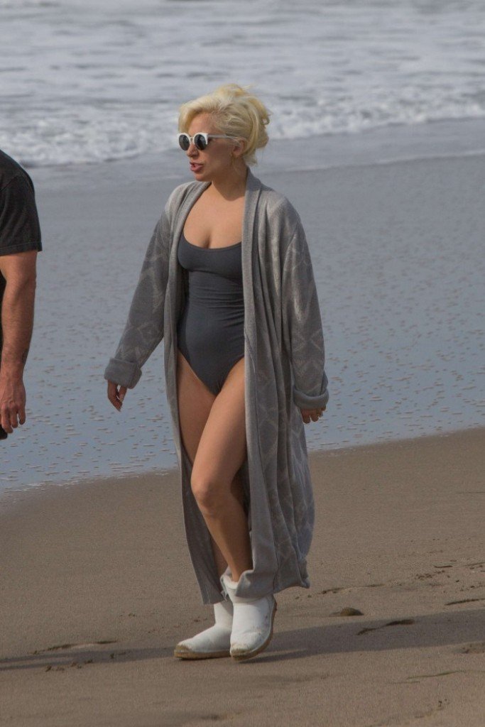 Думаете нельзя носить купальник и сапоги? Леди Гага думает иначе