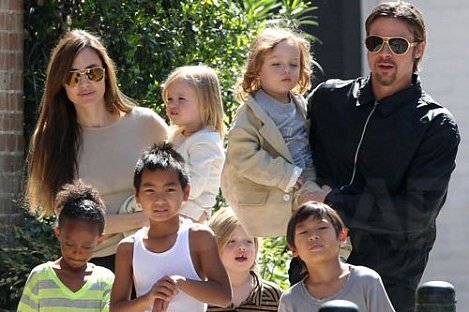 Анджелина Джоли с детьми отпраздновала Новый год без Брэда Питта в Колорадо